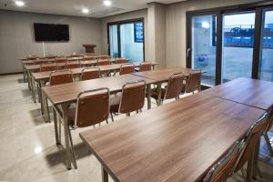 TV a/nebo společenská místnost v ubytování CS Premier Hotel