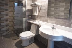 Koupelna v ubytování CS Premier Hotel