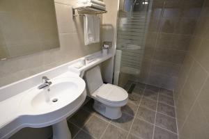 Koupelna v ubytování CS Premier Hotel