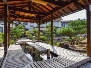 una terraza de madera con bancos en un parque en Yozyokan, en Yurihama