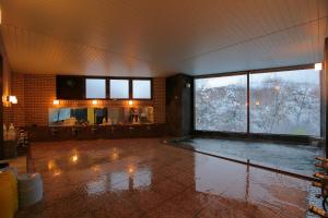 ein Raum mit einer Wasserpfütze auf dem Boden in der Unterkunft Hotel Araragi in Yamanouchi