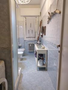 A bathroom at La Casetta - Near the sea & free parking