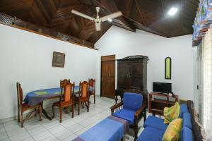 een woonkamer met een eettafel en stoelen bij Lioni Holidays Villa in Negombo