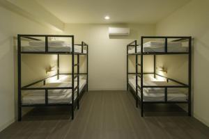 嘉義市にある客旅家青年旅館 Travelers Plusの二段ベッド3組が備わる客室です。