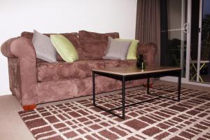 Posezení v ubytování Tranquil, Relaxing Forrest Style Apartment - Braddon CBD