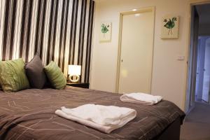 Postel nebo postele na pokoji v ubytování Tranquil, Relaxing Forrest Style Apartment - Braddon CBD