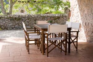a wooden table and chairs on a patio at Posada Ruilobuca in Ruiloba