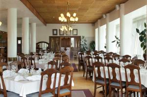 A restaurant or other place to eat at Hotel Merihovi