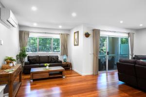 O zonă de relaxare la Woody lifestyle one bedroom apartment