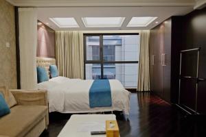 Tempat tidur dalam kamar di Ring Service Apartment 798 Art Zone