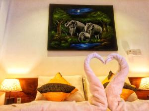 Un dormitorio con dos cisnes hechos para parecer corazones en Empire Valley Hotel, en Kandy