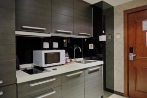 Dapur atau dapur kecil di Ring Service Apartment 798 Art Zone