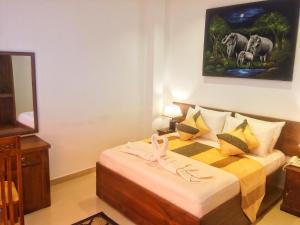 Un dormitorio con una cama con un cisne. en Empire Valley Hotel, en Kandy
