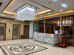 um átrio com um grande lustre num edifício em Emma Hotel em Ha Long