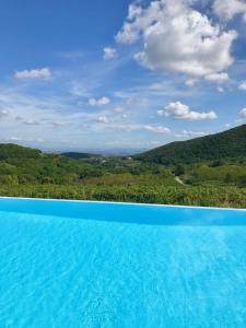 Agriturismo Il Serraglio内部或周边的泳池