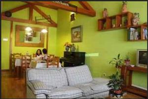 Una televisión o centro de entretenimiento en Casa Rural El Taller De Benito