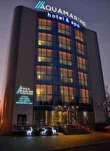 Un bâtiment avec un panneau en haut dans l'établissement Aquamarine hotel&spa, à Koursk