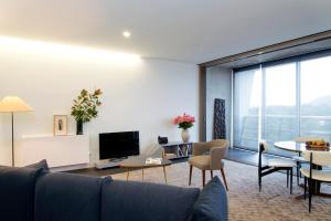 Télévision ou salle de divertissement dans l'établissement Nishi Apartments Eco Living by Ovolo