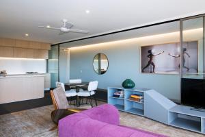 Télévision ou salle de divertissement dans l'établissement Nishi Apartments Eco Living by Ovolo