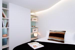 Un ou plusieurs lits dans un hébergement de l'établissement Nishi Apartments Eco Living by Ovolo