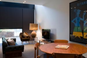 Télévision ou salle de divertissement dans l'établissement Nishi Apartments Eco Living by Ovolo