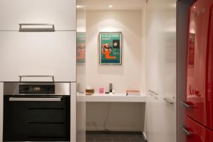Cuisine ou kitchenette dans l'établissement Nishi Apartments Eco Living by Ovolo