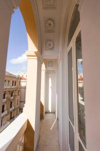 einen Blick vom Balkon eines Gebäudes in der Unterkunft N A P Experience Apartments in Neapel