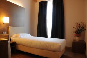 Postel nebo postele na pokoji v ubytování Hotel Operà