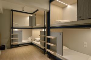 Tempat tidur susun dalam kamar di Atlas Hostel & Backpackers