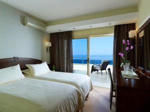 Postel nebo postele na pokoji v ubytování Macaris Suites & Spa + 37 fotografií