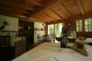 stół z dwoma kieliszkami wina w obiekcie Conca Marina w mieście Tempio Pausania
