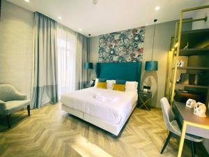 - une chambre avec un grand lit blanc et un bureau dans l'établissement Soho Boutique Sevilla, à Séville