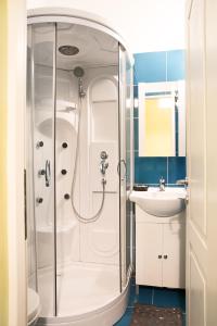 un bagno con doccia e lavandino di Black Church Studio a Braşov