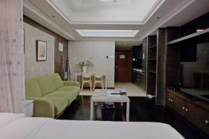 Televisi dan/atau pusat hiburan di Ring Service Apartment 798 Art Zone