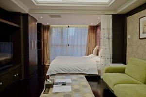 Televisi dan/atau pusat hiburan di Ring Service Apartment 798 Art Zone