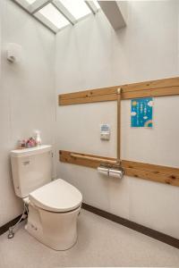 八幡平市にある温泉ゲストハウス やすもり 本館の部屋にある白いトイレ付きのバスルーム +64枚の写真
