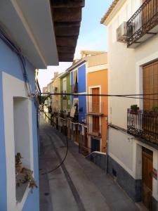 a view of an alley between two buildings at Quacketta in Villajoyosa
