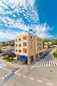 een uitzicht op een hotel in een straat bij Hotel Turissa in Tossa de Mar