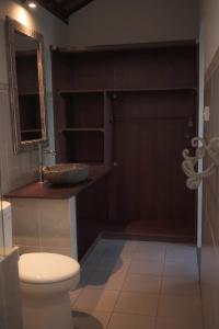 y baño con aseo y lavamanos. en Rumah mini en Ubud