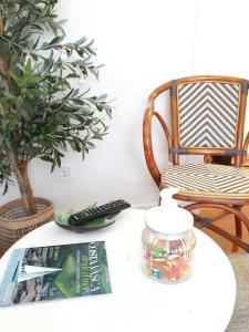 una mesa con un libro y un mando a distancia en Acogedor y luminoso apartamento en Neguri, en Getxo