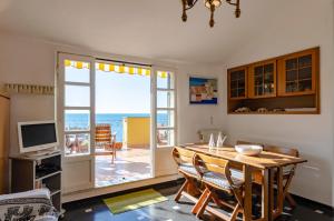 - une salle à manger avec une table et une vue sur l'océan dans l'établissement ALTIDO Camogli Treasure for 4 with Terrace and Incredible View, à Camogli