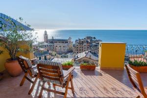 uma varanda com cadeiras e vista para o oceano em JOIVY Camogli Treasure for 4 with Terrace and Incredible View em Camogli