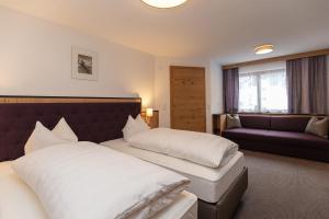Łóżko lub łóżka w pokoju w obiekcie Hotel Garni Försterheim