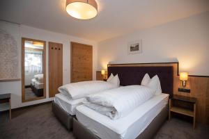 Łóżko lub łóżka w pokoju w obiekcie Hotel Garni Försterheim
