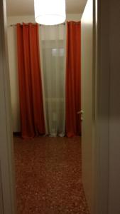ヴェローナにあるLa Volieraの赤いカーテンとドアの廊下