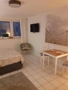 une chambre d'hôtel avec un lit, une table et une table dans l'établissement Zimmer Frei 2, à Wiesbaden