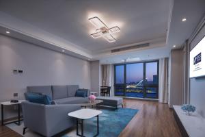 sala de estar con sofá y mesa en Holiday Inn Express Beijing Shijingshan Lakeview, an IHG Hotel, en Beijing