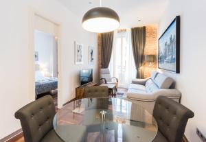 salon ze szklanym stołem i krzesłami w obiekcie PUERTA DEL SOL CITY CENTER III w Madrycie