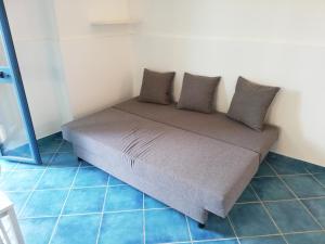 un divano con cuscini sul pavimento in una camera di Soleluna apartment a Donnalucata