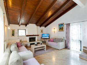 TV a/nebo společenská místnost v ubytování Villa Marty with Private Pool and Jacuzzi